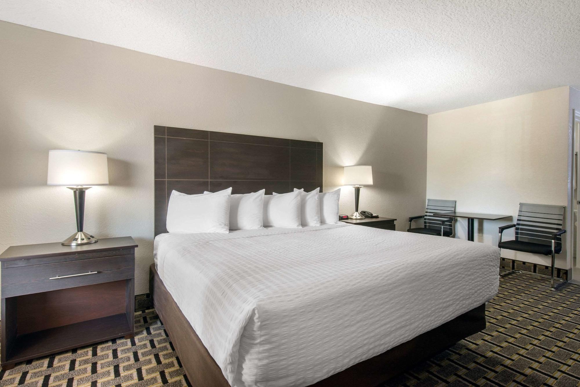 Clarion Inn & Suites Kissimmee-Lake Buena Vista South Екстер'єр фото
