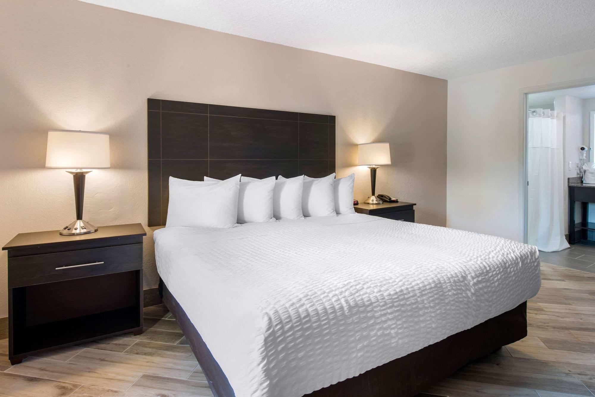 Clarion Inn & Suites Kissimmee-Lake Buena Vista South Екстер'єр фото