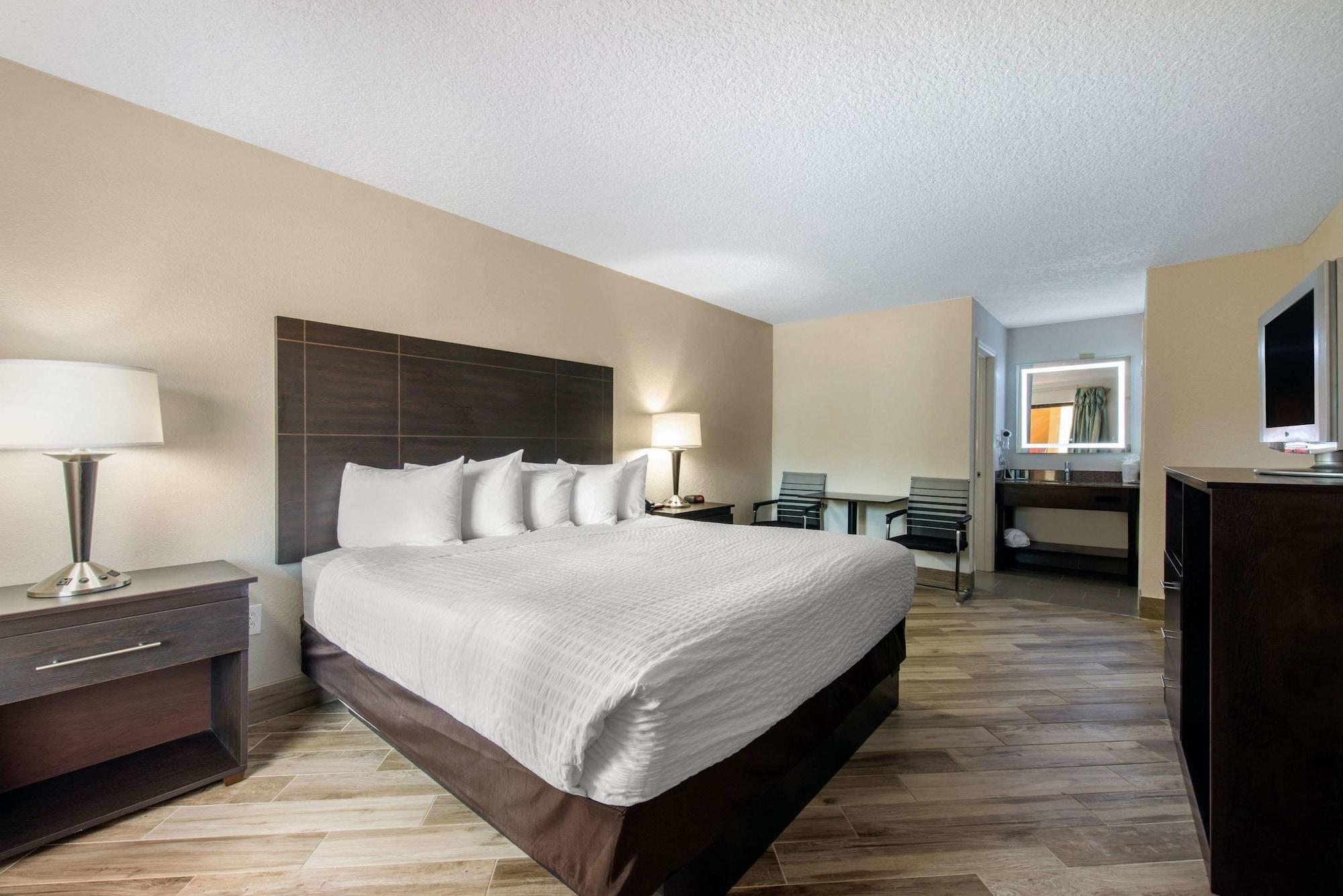 Clarion Inn & Suites Kissimmee-Lake Buena Vista South Екстер'єр фото