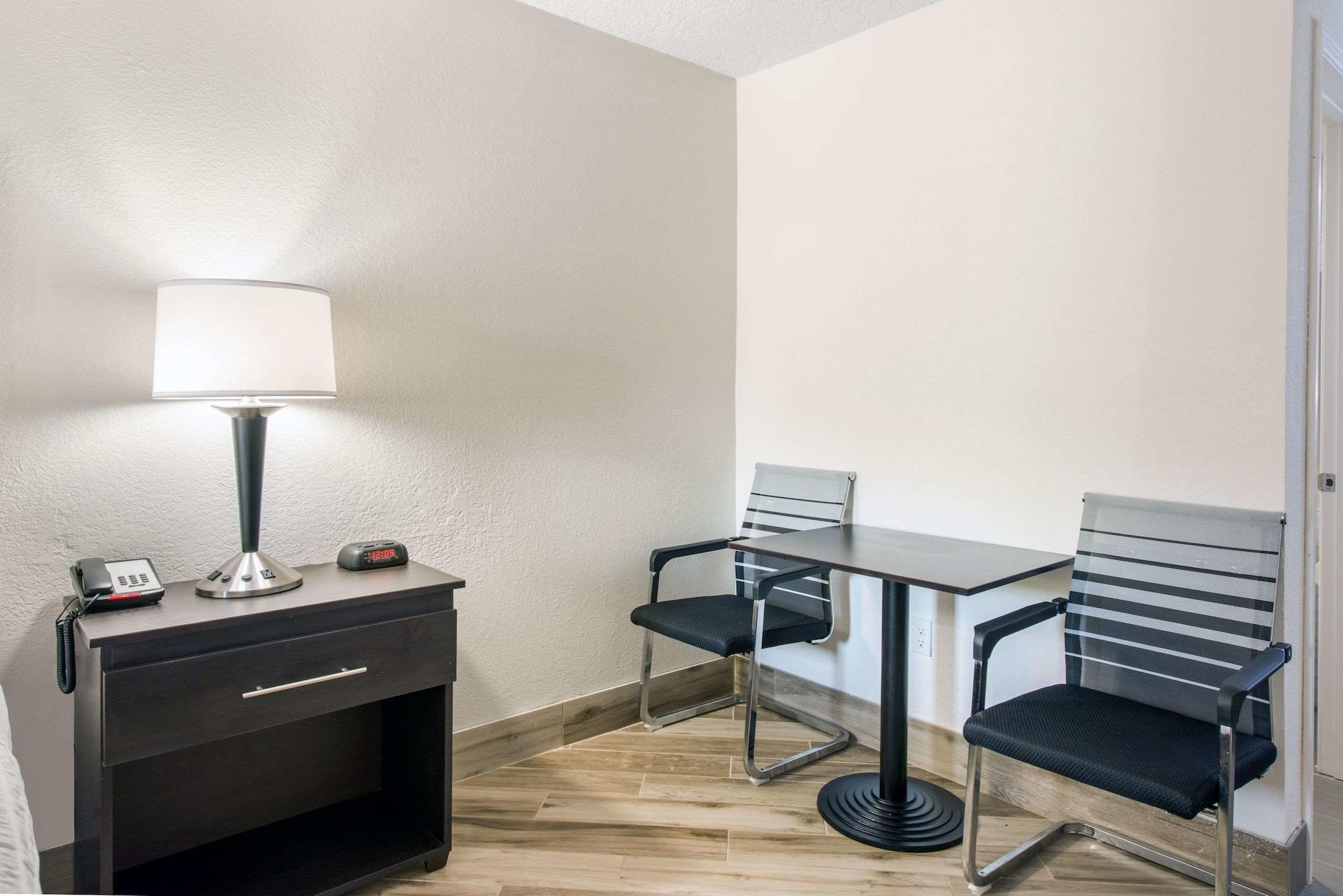 Clarion Inn & Suites Kissimmee-Lake Buena Vista South Екстер'єр фото
