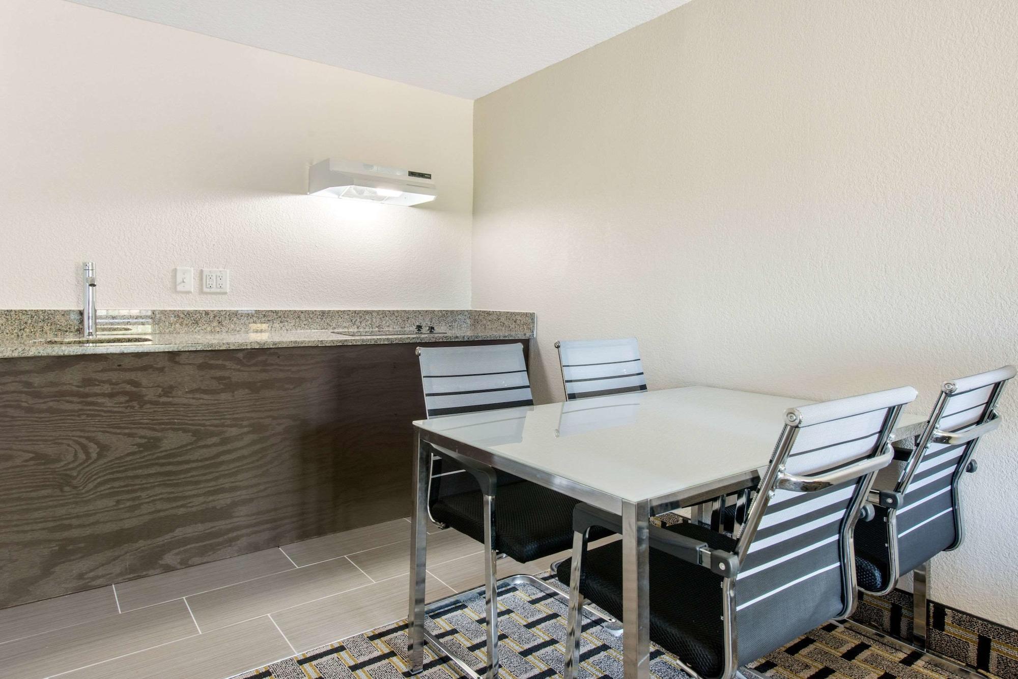 Clarion Inn & Suites Kissimmee-Lake Buena Vista South Екстер'єр фото