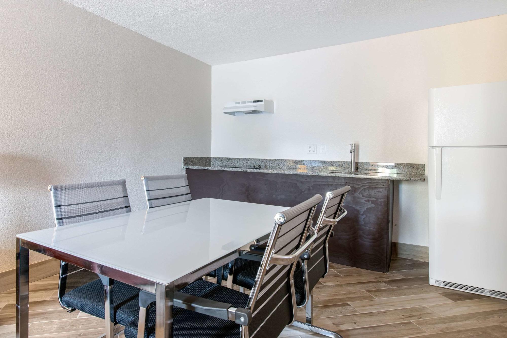 Clarion Inn & Suites Kissimmee-Lake Buena Vista South Екстер'єр фото