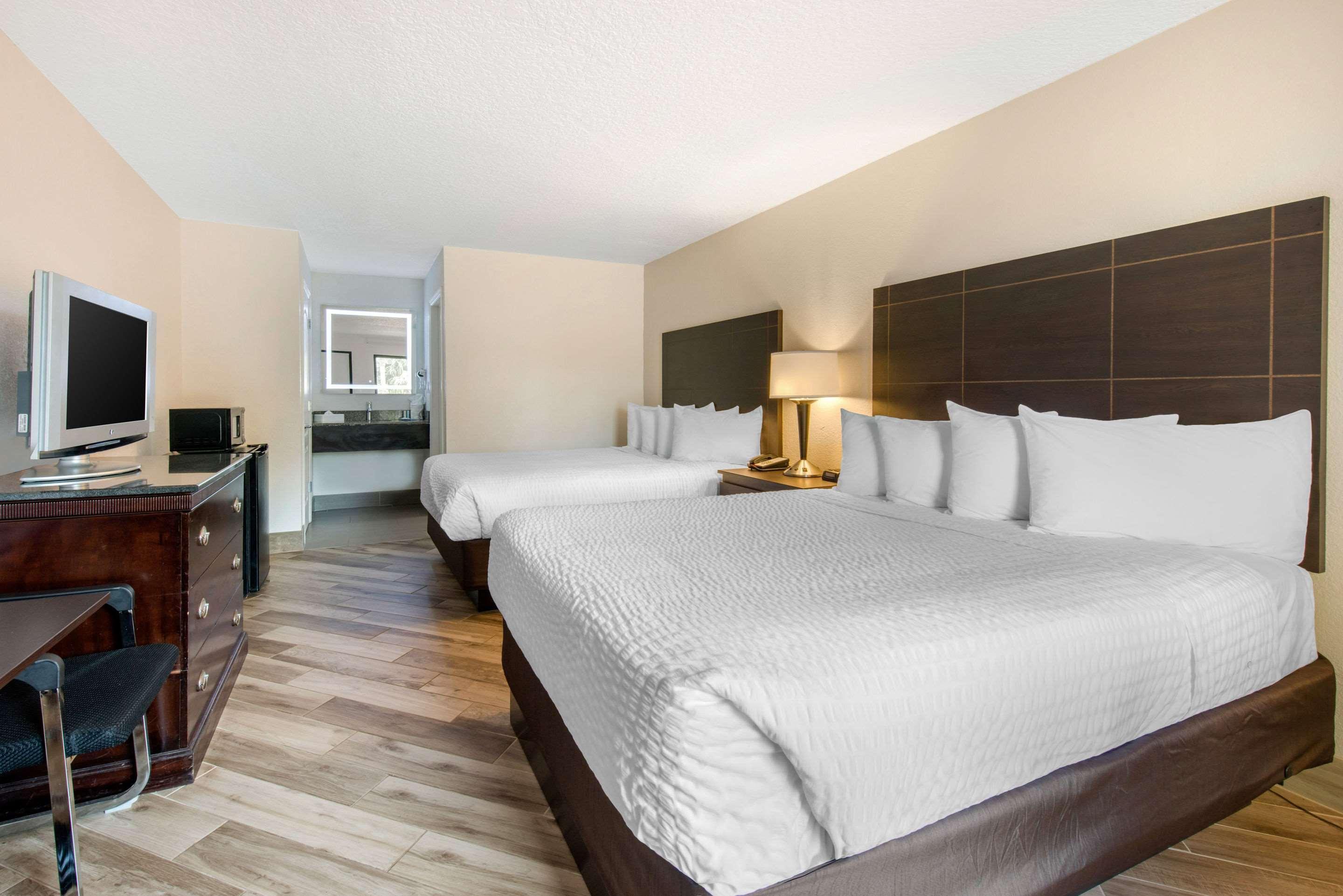 Clarion Inn & Suites Kissimmee-Lake Buena Vista South Екстер'єр фото