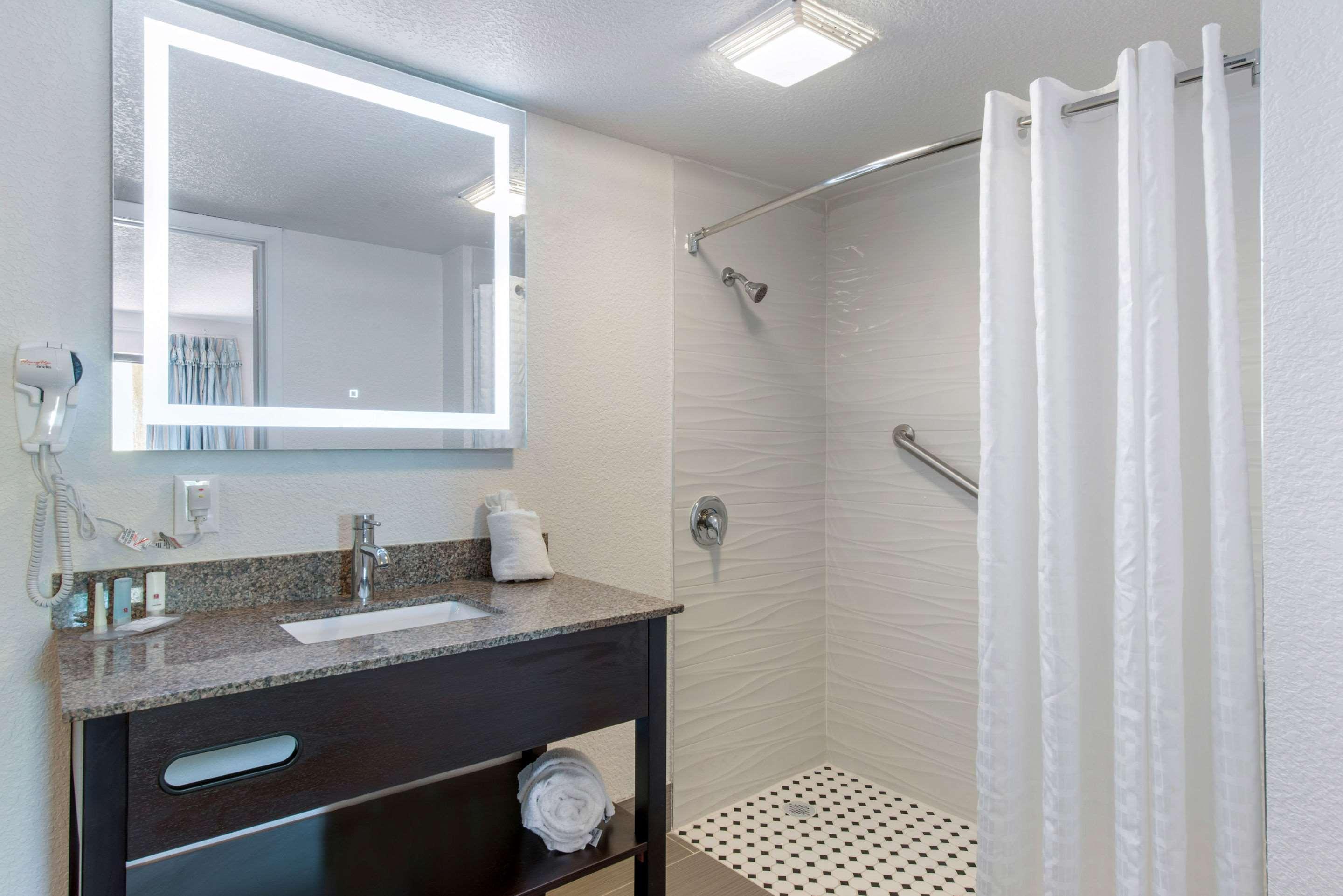 Clarion Inn & Suites Kissimmee-Lake Buena Vista South Екстер'єр фото