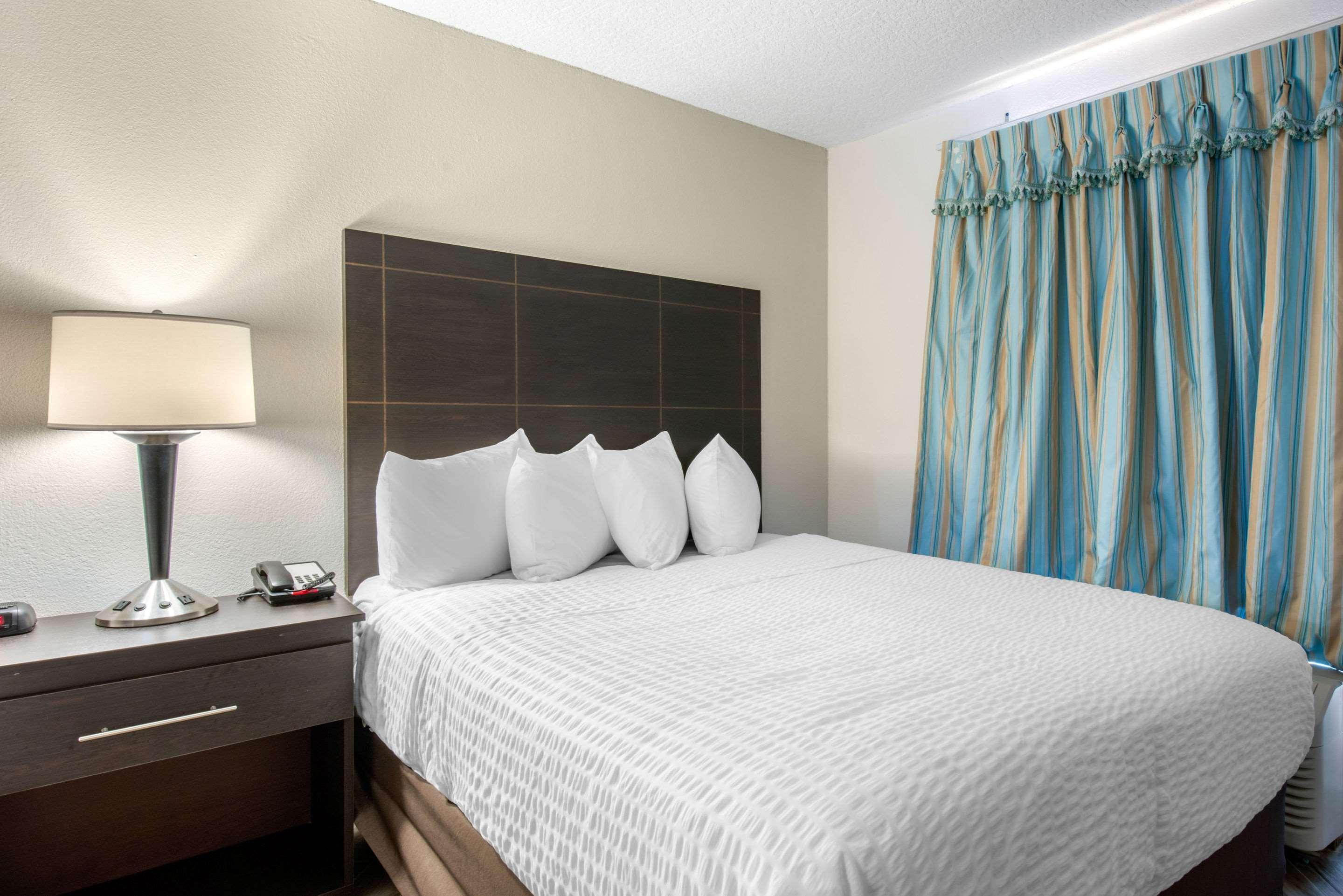 Clarion Inn & Suites Kissimmee-Lake Buena Vista South Екстер'єр фото