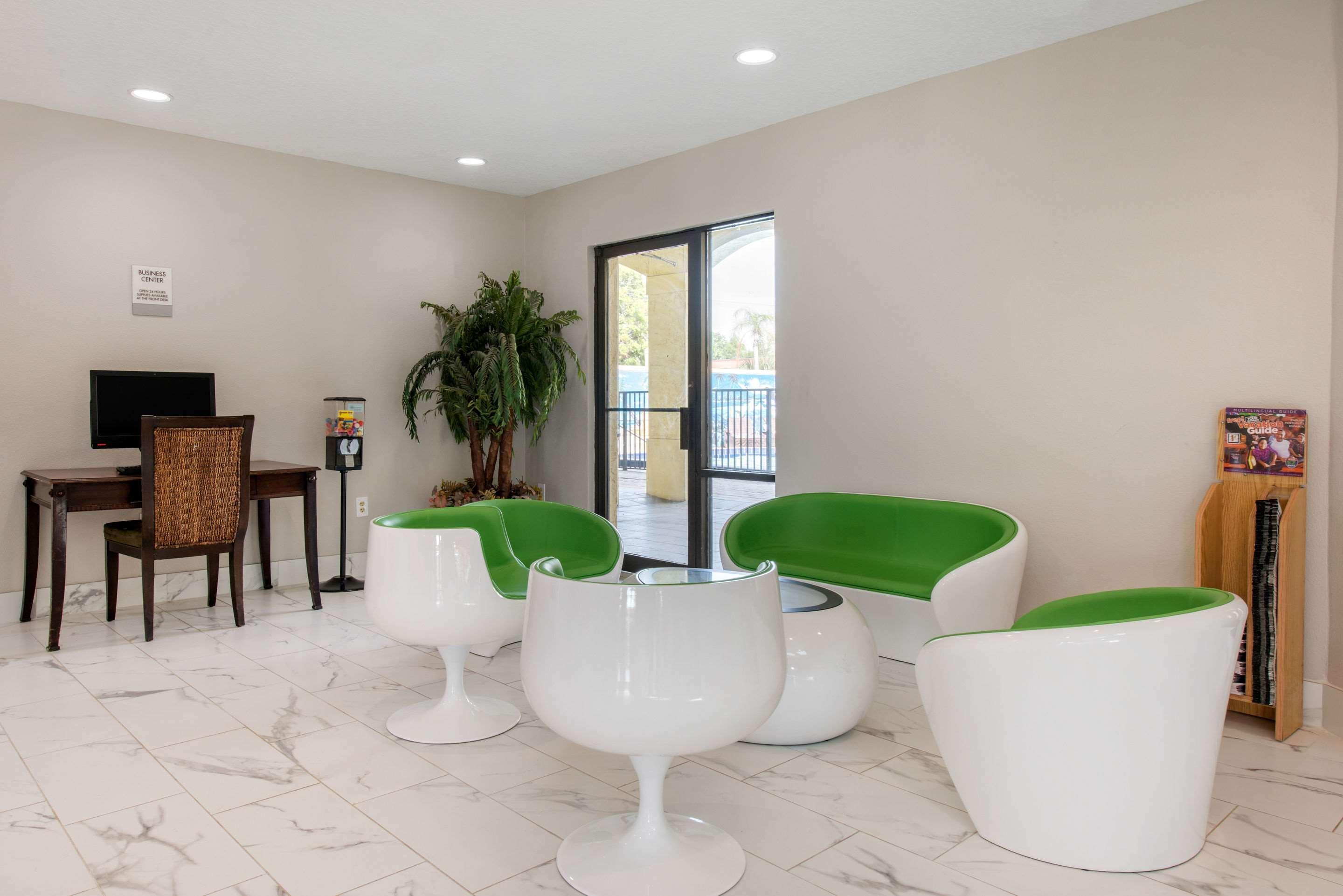 Clarion Inn & Suites Kissimmee-Lake Buena Vista South Екстер'єр фото