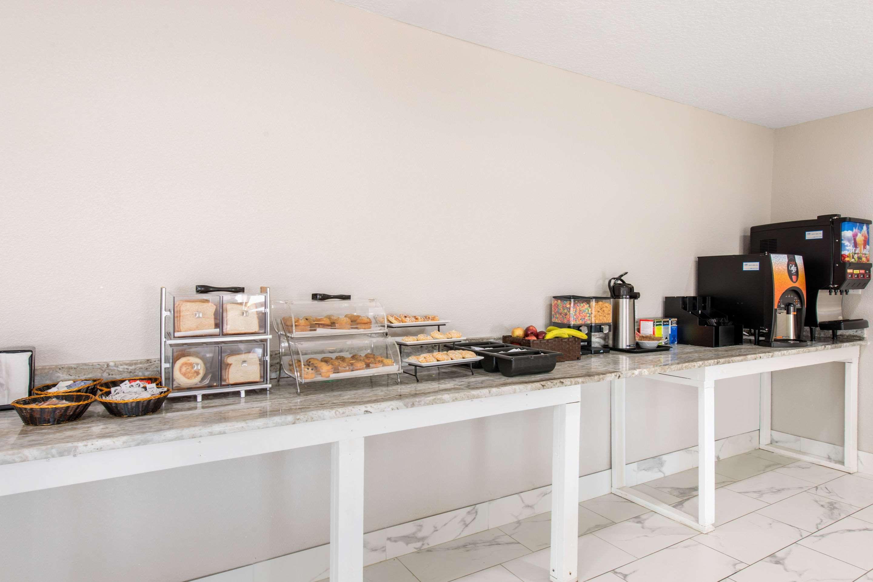 Clarion Inn & Suites Kissimmee-Lake Buena Vista South Екстер'єр фото