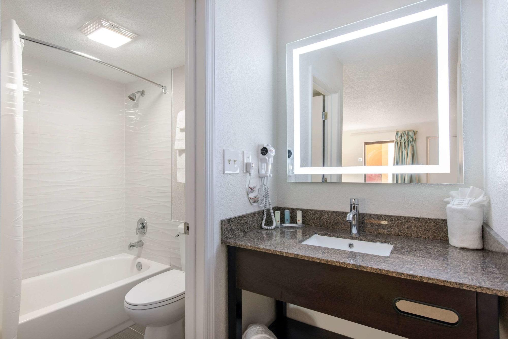 Clarion Inn & Suites Kissimmee-Lake Buena Vista South Екстер'єр фото