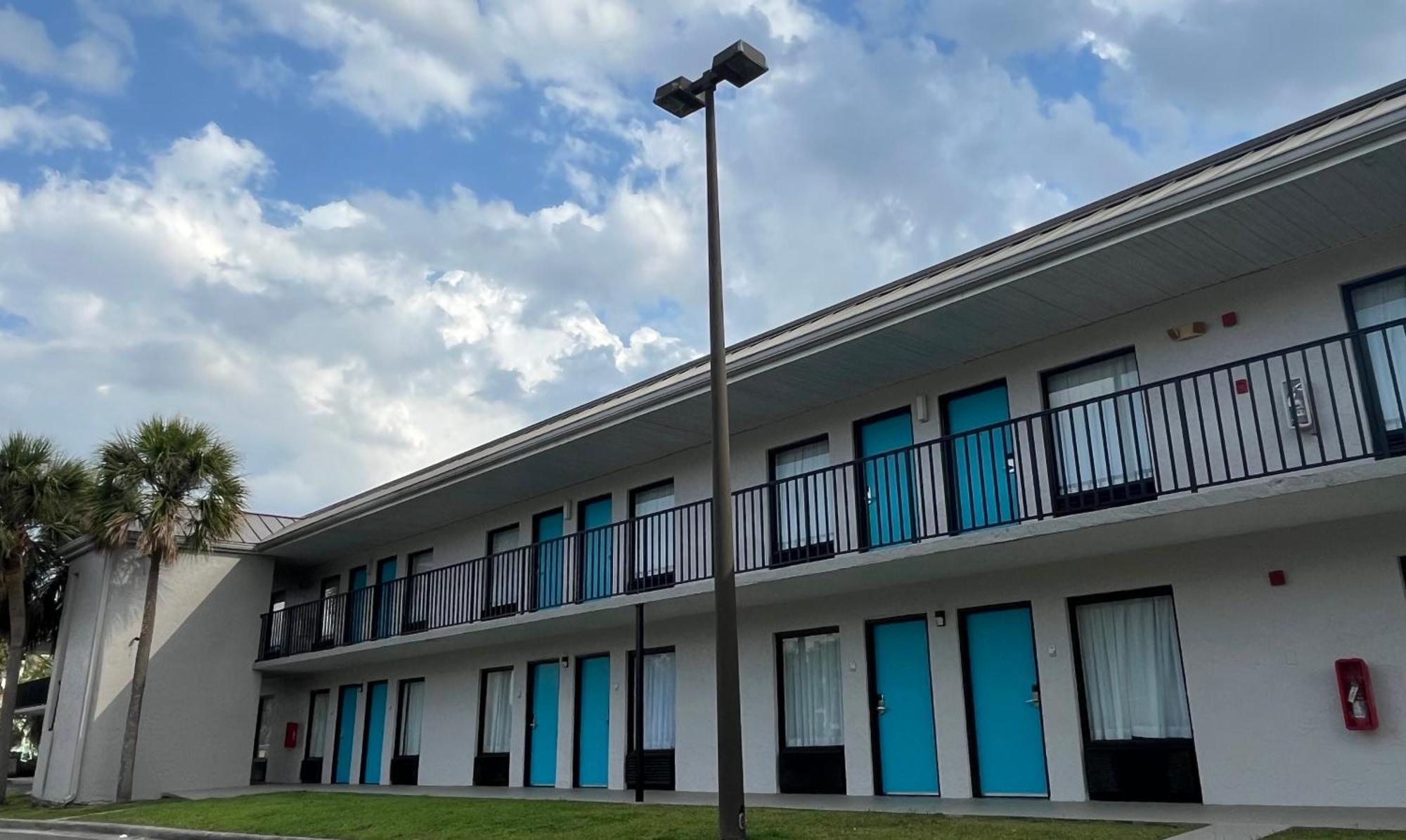 Clarion Inn & Suites Kissimmee-Lake Buena Vista South Екстер'єр фото
