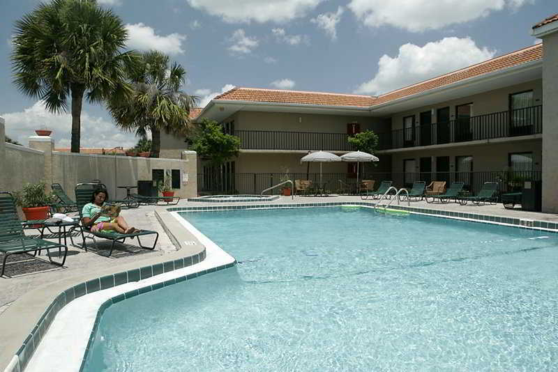 Clarion Inn & Suites Kissimmee-Lake Buena Vista South Екстер'єр фото