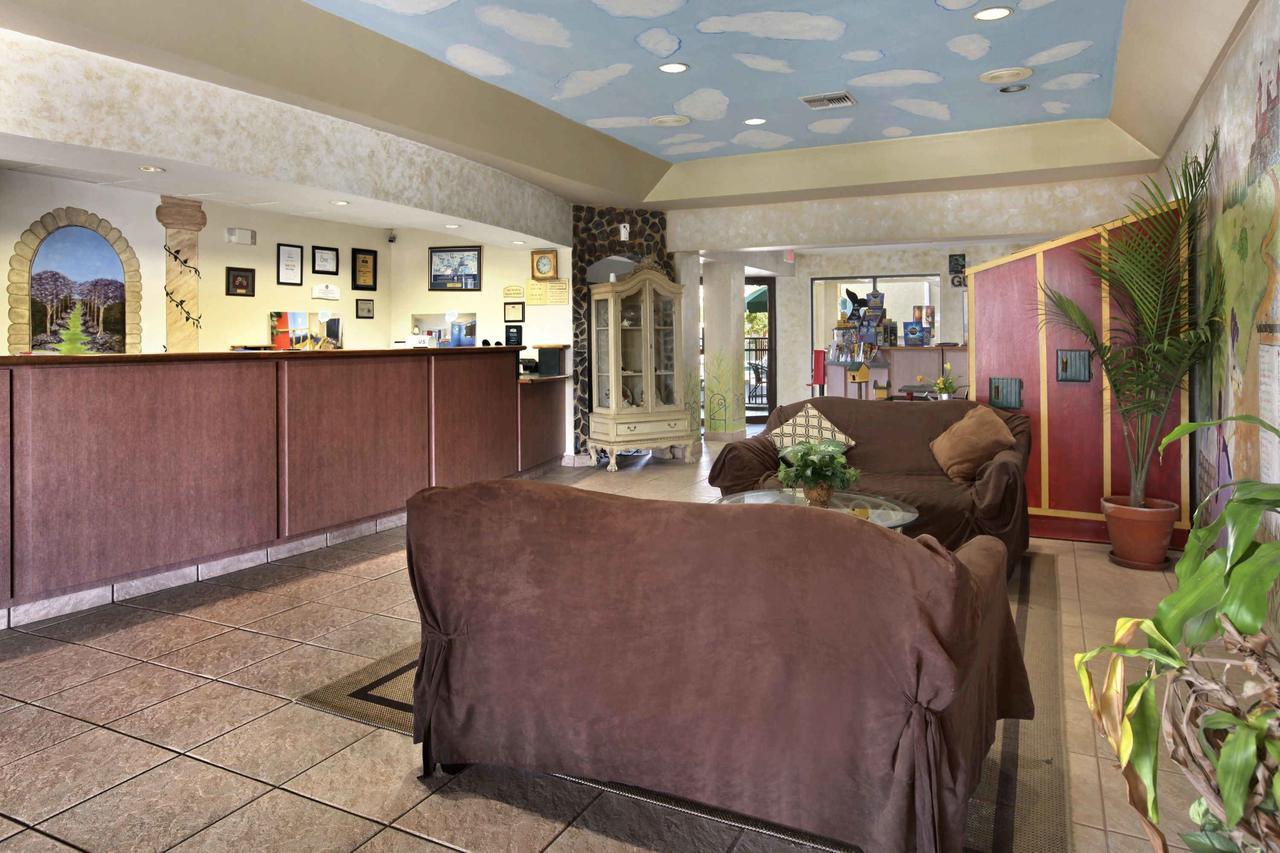 Clarion Inn & Suites Kissimmee-Lake Buena Vista South Екстер'єр фото
