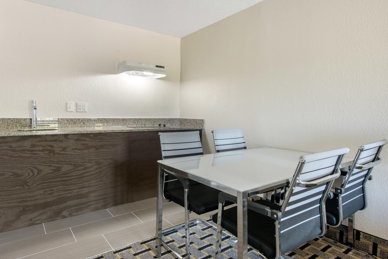 Clarion Inn & Suites Kissimmee-Lake Buena Vista South Екстер'єр фото