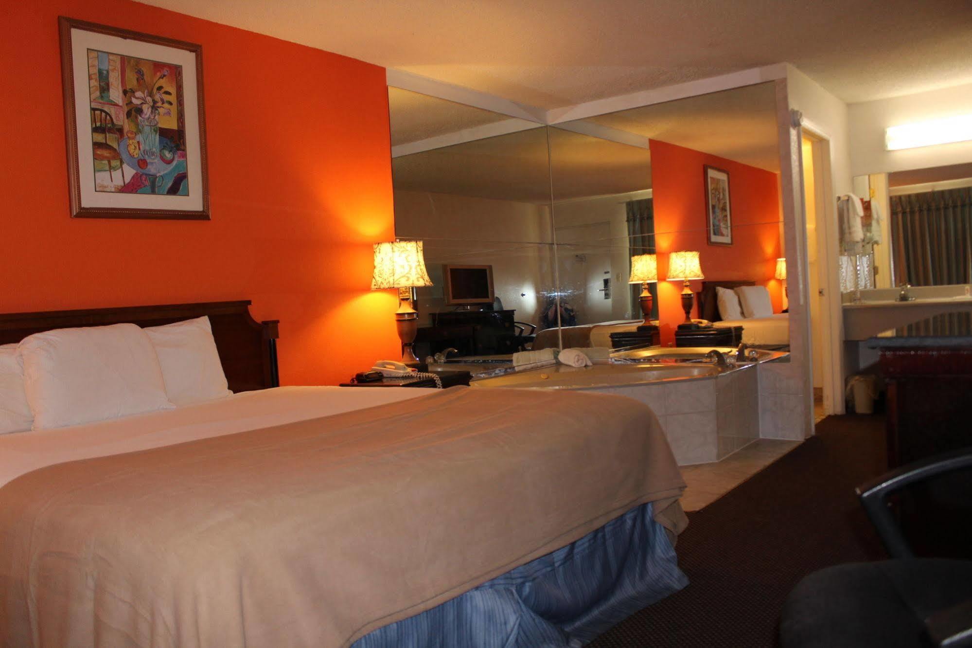 Clarion Inn & Suites Kissimmee-Lake Buena Vista South Екстер'єр фото