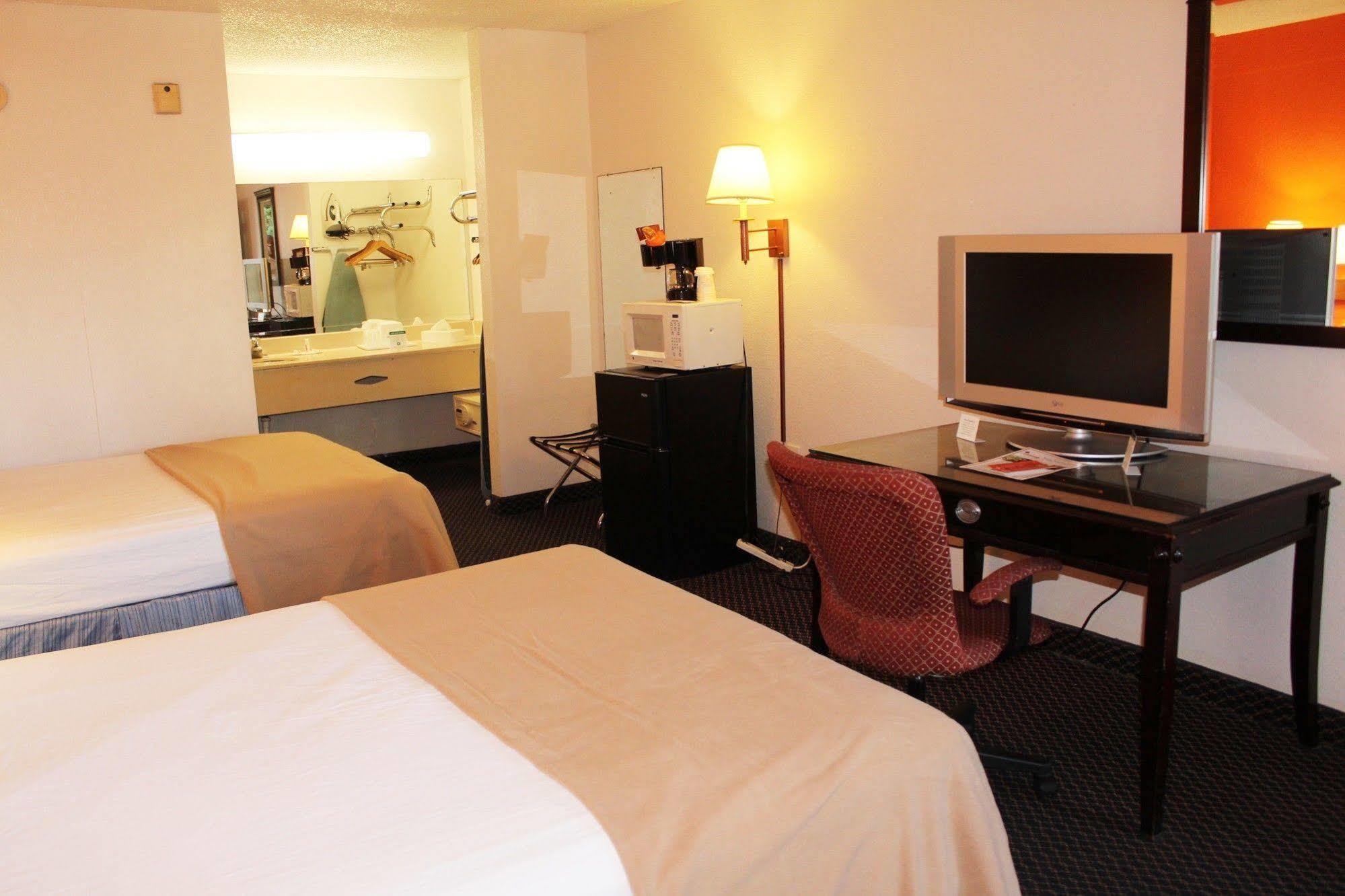 Clarion Inn & Suites Kissimmee-Lake Buena Vista South Екстер'єр фото